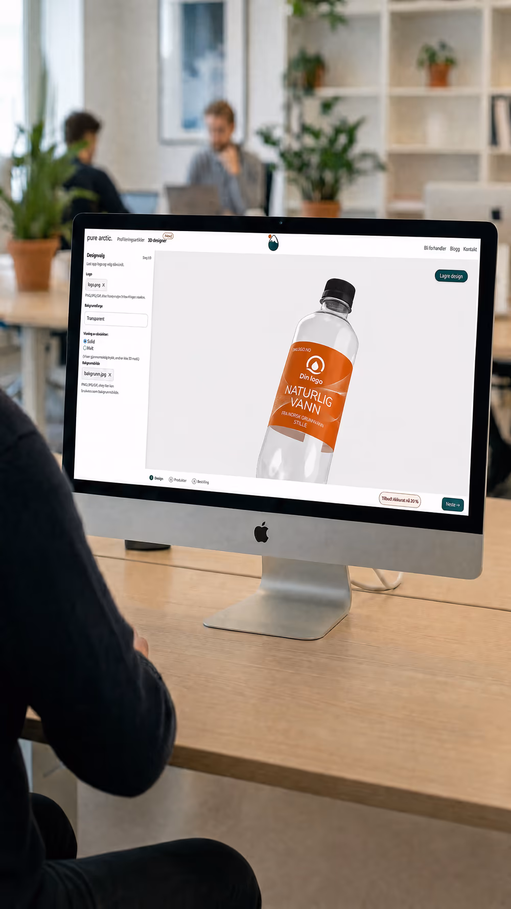 Kunde designer etiketten til en Pure Arctic vannflaske i 3D-designeren på en iMac